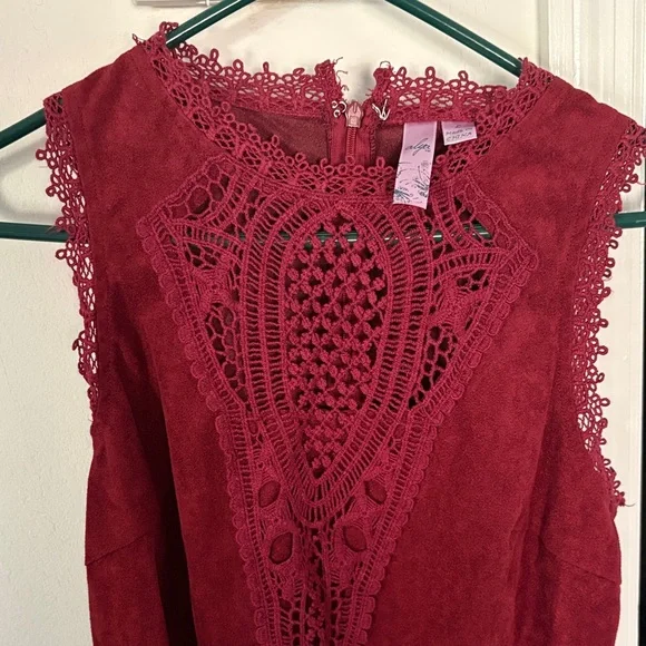 Suede Sleeveless Peplum - Picture 2 of 3